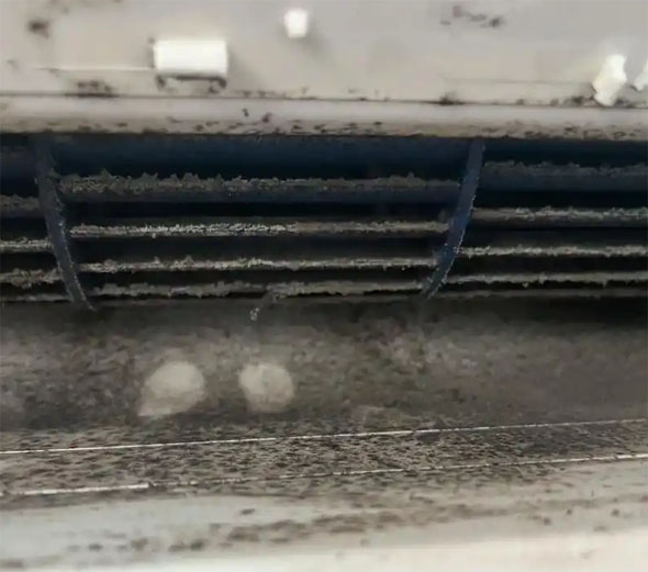 洛川空调吹的风有股烧焦味是怎么回事